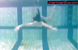 Posted under sport, pool, beach sports, bikini pool