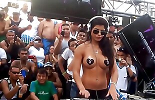 Posted under desnudandose, puta, tetas, topless