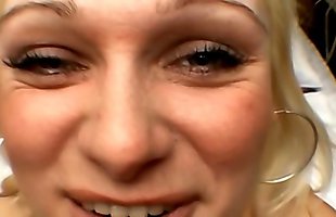 Posted under rubia mamando, mamando, rubia, polla